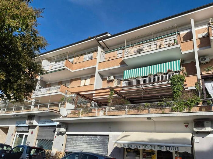 Appartamento trilocale in affitto in Piazza Eschilo, Axa, Roma