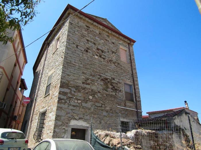 Casa con 6 locali in vendita in Oliena