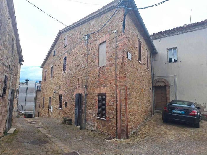 Casa con 5 locali in vendita in Castelraimondo