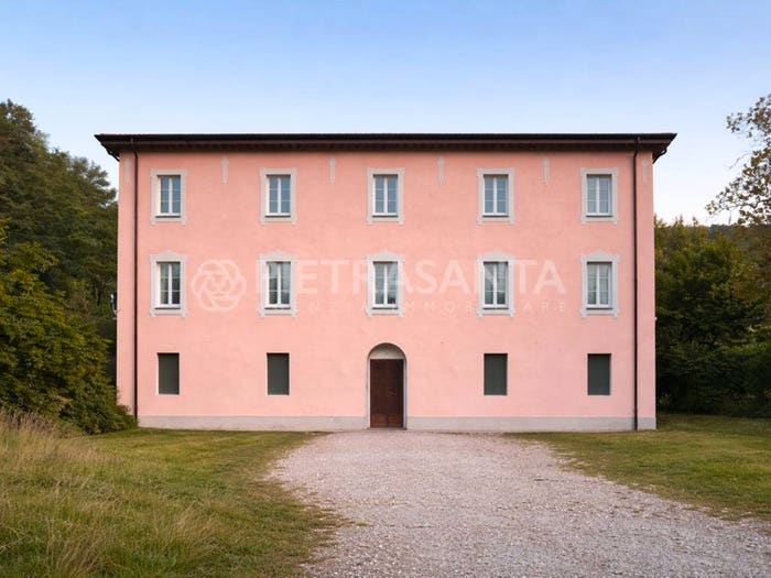 Casa con 6 locali in vendita in Camaiore Paese, Camaiore