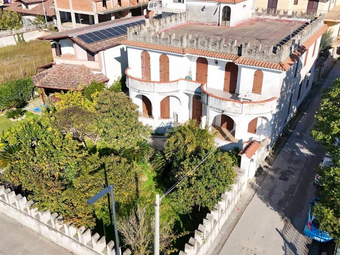Casa con 6 locali in vendita in Via Vittorio Emanuele, Parete