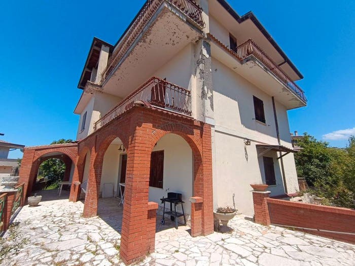 Casa con 6 locali in vendita in Via Colle Lanciotti, Roiate
