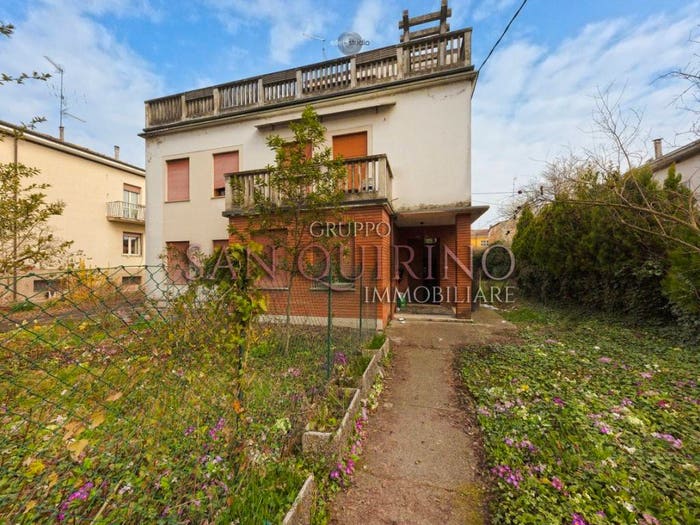 Casa quadrilocale in vendita in Piazza I Maggio, Centro, Novi di Modena