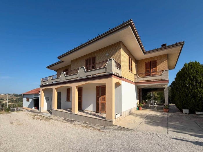 Casa con 6 locali in vendita in Via Monteottonese Sud, Montottone
