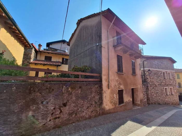 Casa quadrilocale in vendita in Via Gioacchino De Filippis, Centro, Gignese