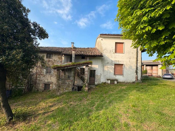 Casa con 6 locali in vendita in Strada Misano, Agazzano