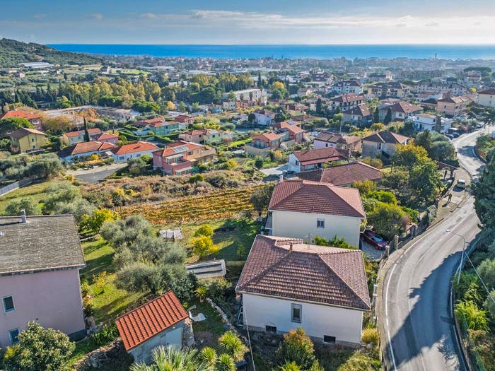 Casa con 6 locali in vendita in Via Diano Castello, Centro, Diano Castello