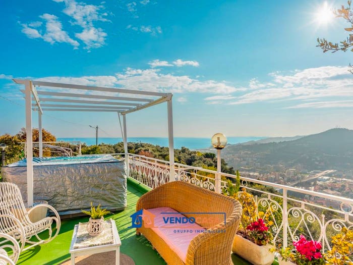 Casa quadrilocale in vendita in Via Molino dei Giusi, Oneglia, Imperia