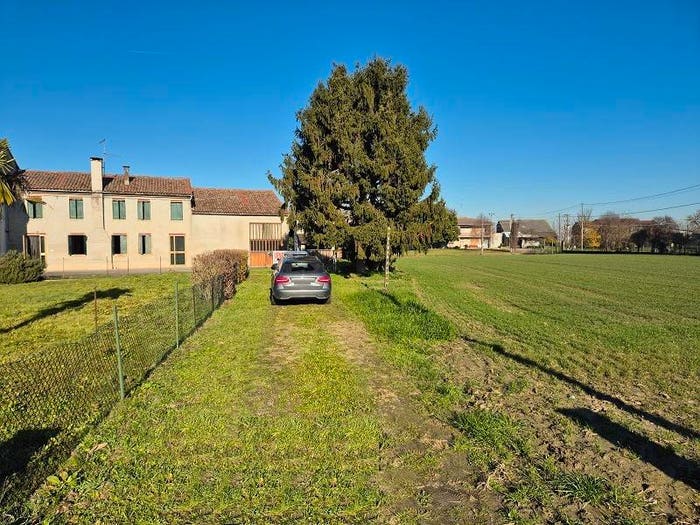 Casa con 6 locali in vendita in Via Battipaglia, Merlara