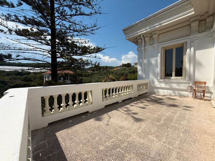 Appartamento con 6 locali in vendita in Via delle Valli, Porto Maurizio, Imperia