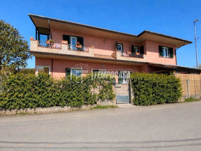 Casa con 6 locali in vendita in Via dei Loghi, Ronchi Poveromo, Massa