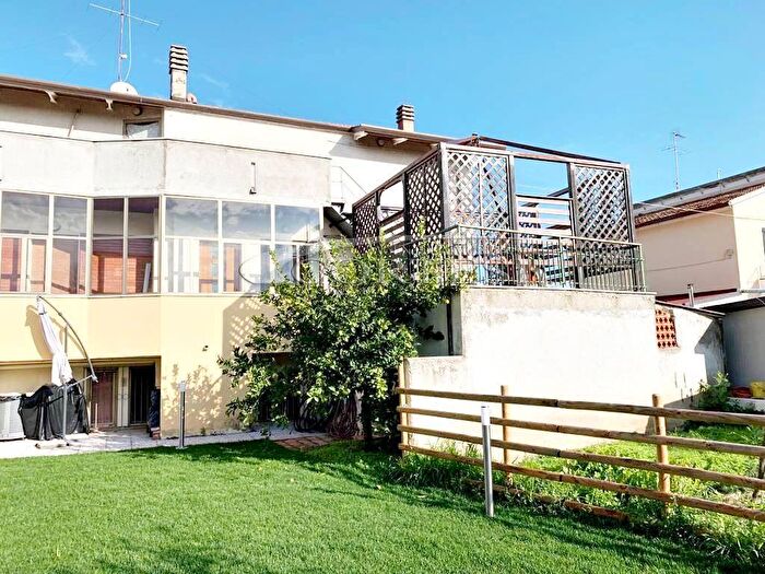 Appartamento con 5 locali in vendita in Centro, San Costanzo