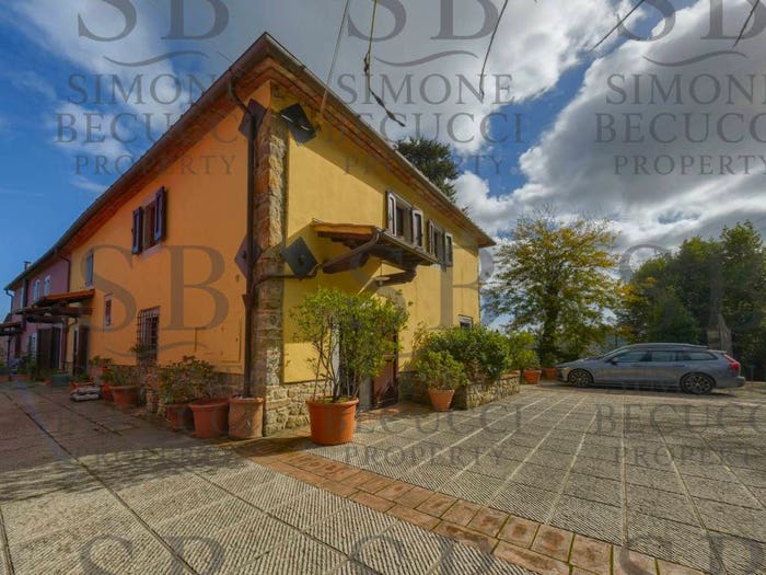 Casa con 6 locali in vendita in Carmignano