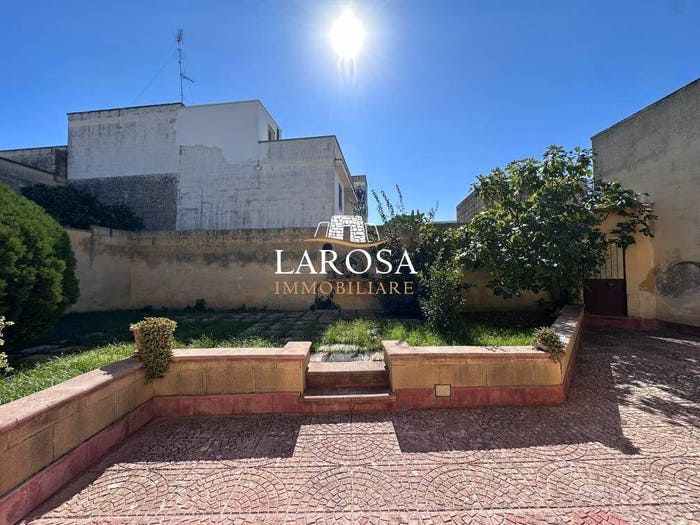 Casa con 6 locali in vendita in Via San Cesario, Centro, Cavallino