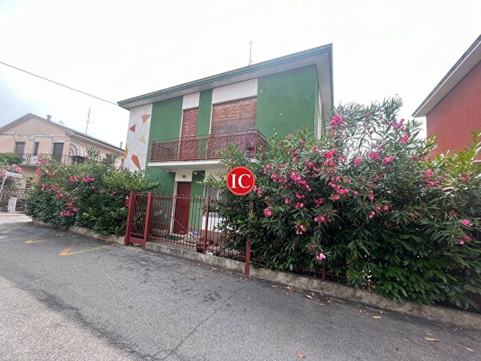 Casa con 6 locali in vendita in Via Tre Martiri, Città Bassa Laghi, Lodi