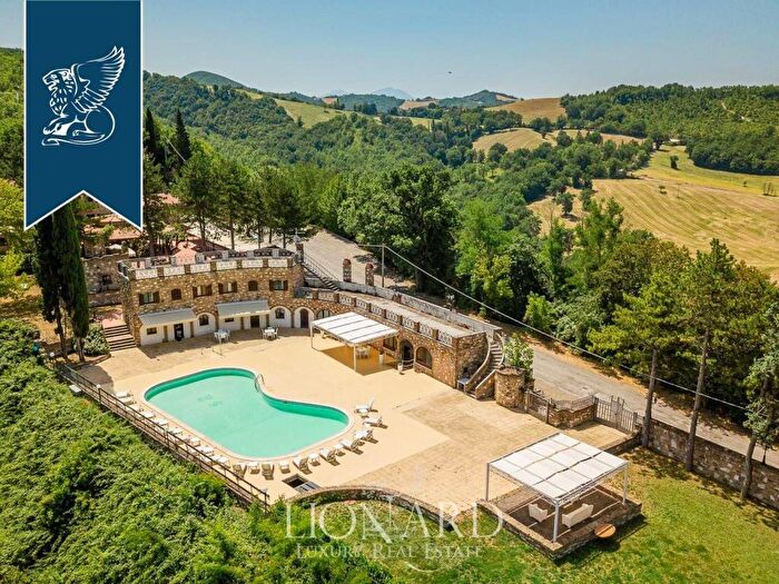 Casa con 6 locali in vendita in Fermignano