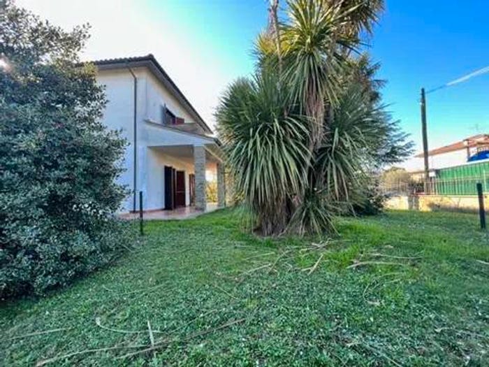 Casa con 6 locali in vendita in Via Ugo Foscolo, Centro, Capranica