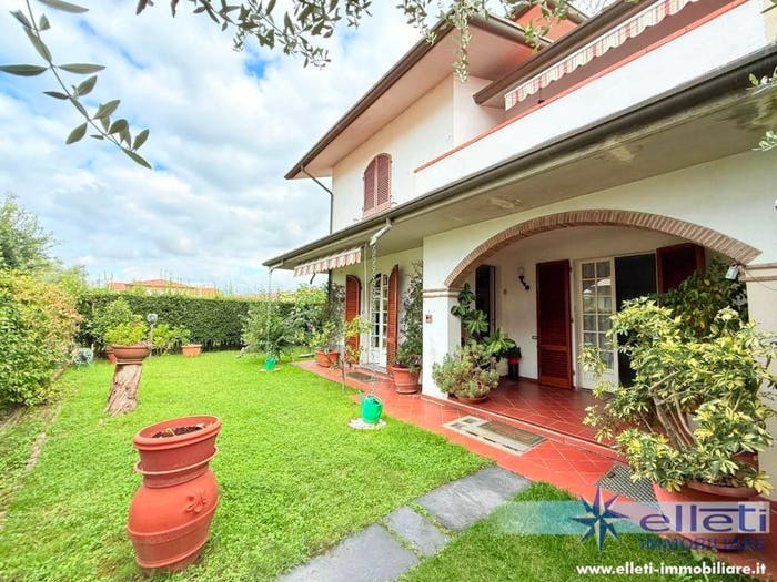 Casa con 6 locali in vendita in Marina di Massa Centro, Massa