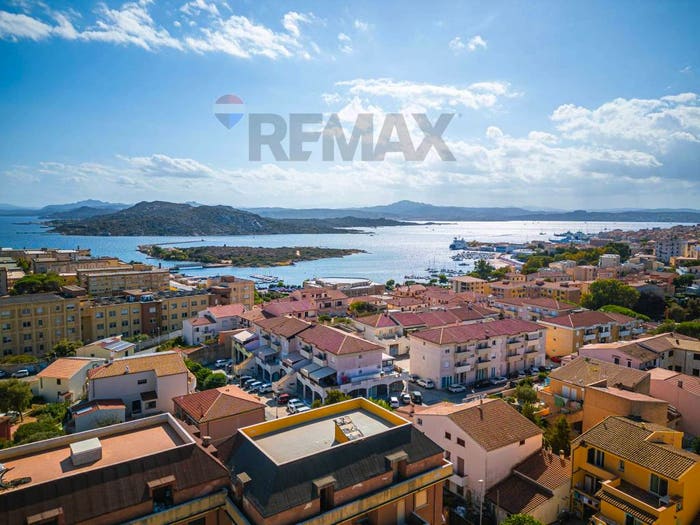 Appartamento con 6 locali in vendita in Via Santa Teresa di Gallura, La Maddalena