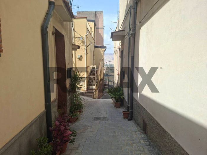 Casa con 5 locali in vendita in Via Vito Maccarrone, Regalbuto