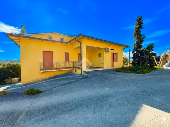 Casa quadrilocale in vendita in Contrada Cona, Villamagna