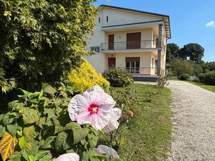 Casa con 6 locali in vendita in Via Milano, Ispra