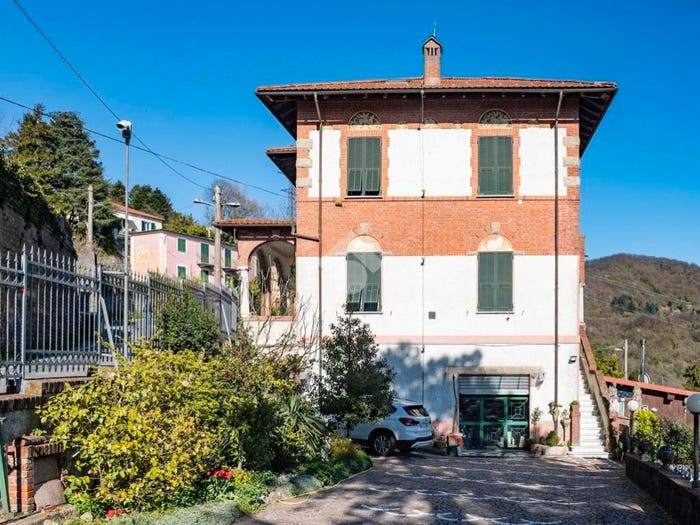 Casa con 6 locali in vendita in Via alla Vittoria, Mignanego