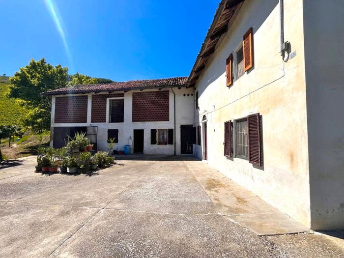 Casa con 6 locali in vendita in Via Socco, Borgonovo, Neive