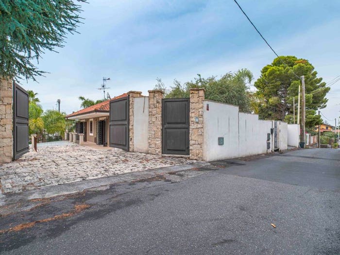 Casa con 6 locali in vendita in Via Caboto Giovanni, Centro, Mascalucia