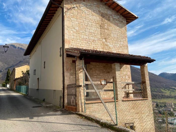 Casa con 6 locali in vendita in Via del Fosso, Centro, Costacciaro