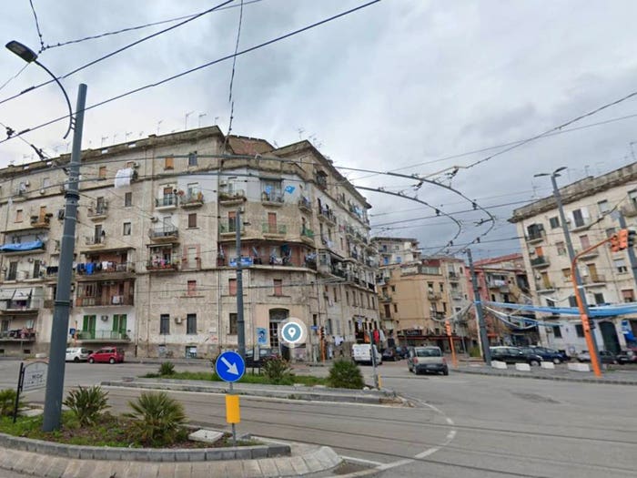 Appartamento trilocale in vendita in Via Alessandro Volta, Zona Industriale Marina, Napoli