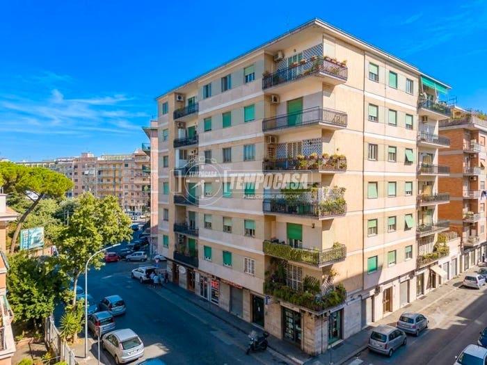 Appartamento trilocale in vendita in Zona Ospedaliera, Napoli