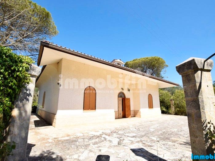 Casa con 6 locali in vendita in Oria