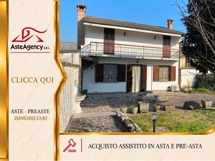 Casa quadrilocale in vendita in Via Cattaneo, Centro, San Bassano