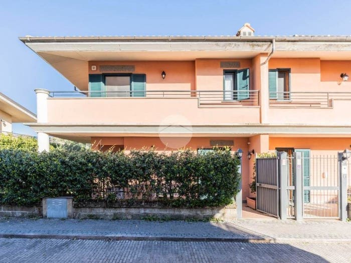 Casa quadrilocale in vendita in Via Terre dei Consoli, Monterosi
