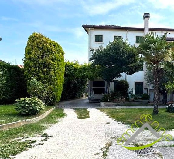 Casa con 6 locali in vendita in Via della Repubblica, Centro, Campagna Lupia