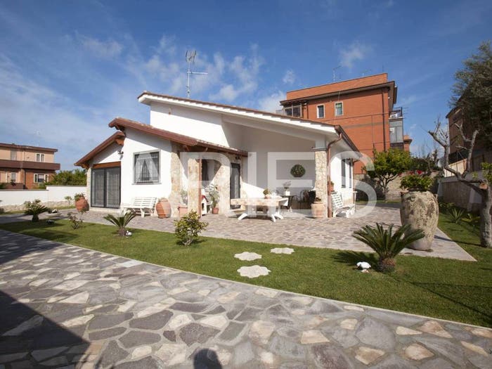 Casa quadrilocale in vendita in Via Stefano Assemani, Acilia, Roma