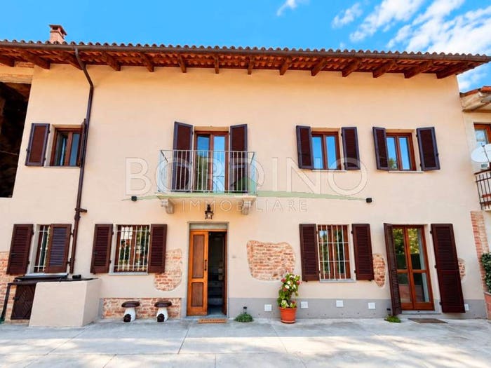 Casa con 6 locali in vendita in Via San Pietro snc, Govone