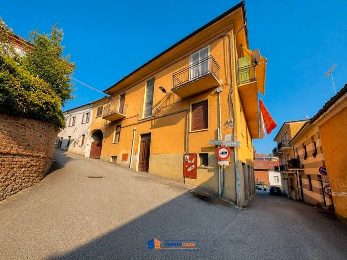 Casa con 6 locali in vendita in Via Edoardo Ravazza, Centro, Mombercelli