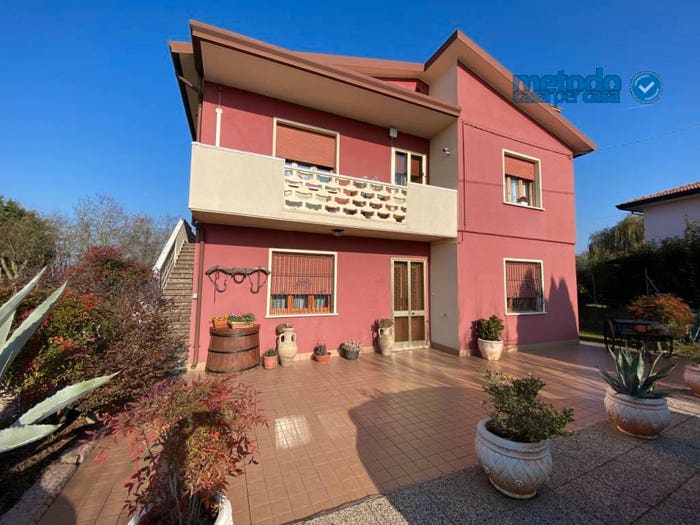 Casa con 5 locali in vendita in Pincara