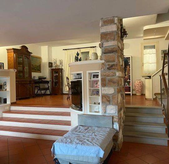 Casa con 6 locali in vendita in Via Atto Vannucci, Tobbiana, Montale