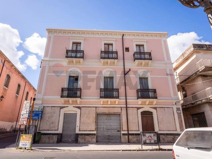 Casa con 6 locali in vendita in via roma, Francavilla di Sicilia