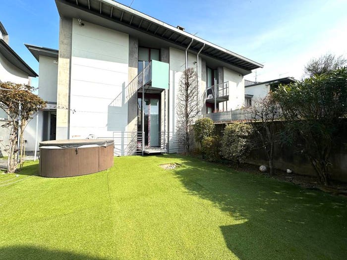 Casa con 6 locali in vendita in Via Filippo Turati, Gorle