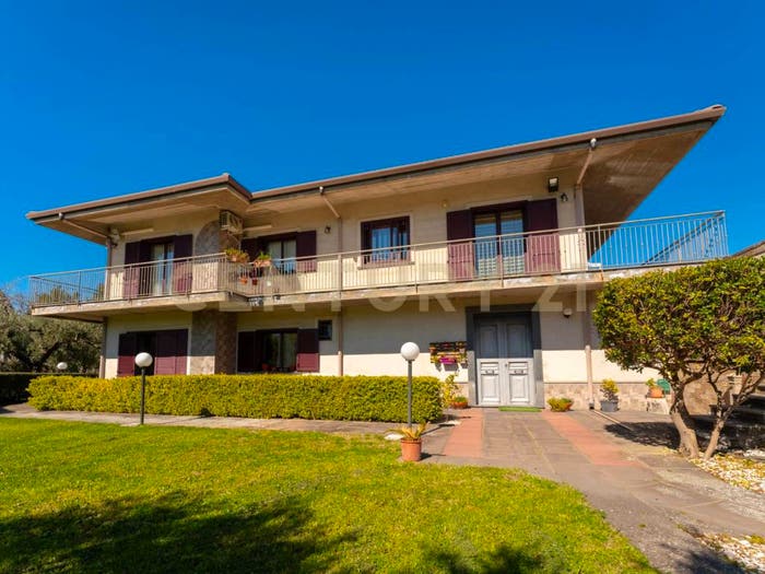 Casa con 6 locali in vendita in Strada Comunale Calderara, Randazzo