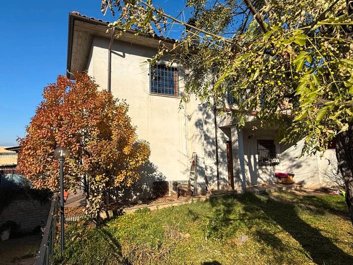 Casa con 6 locali in vendita in Via Ugo Rufini, Monterosi