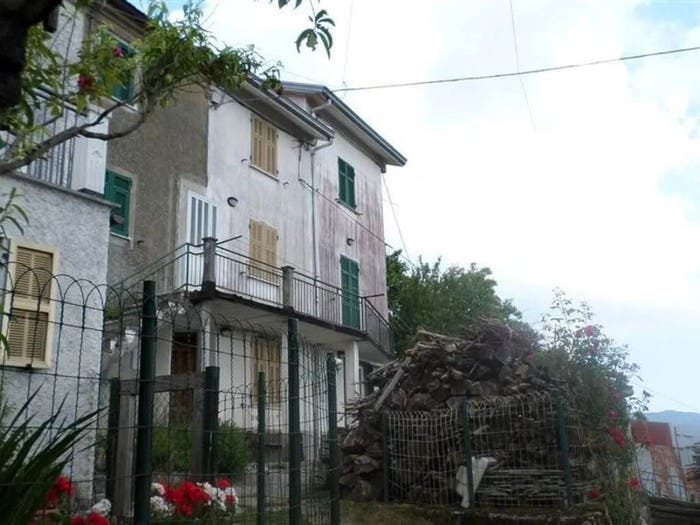 Casa con 6 locali in vendita in Località Zeppado, Montebruno