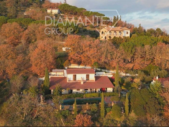 Casa con 6 locali in vendita in Centro, Magione