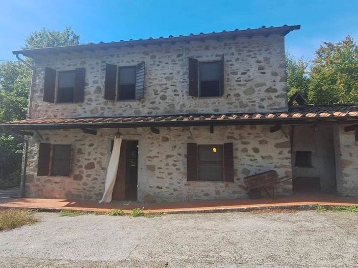 Casa con 6 locali in vendita in Pescaglia