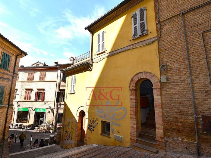 Appartamento quadrilocale in vendita in Piaggia Pompeo e Pietro Paolo Floriani, Centro, Macerata