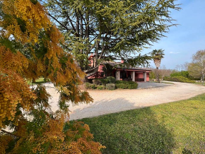 Casa con 6 locali in vendita in Montebelluna